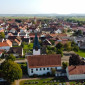 Seitenansicht mit Blick übers Dorf